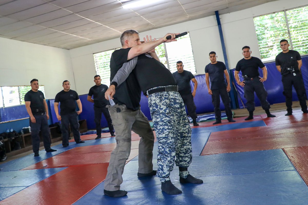 ANSPSV's tweet photo. Los instructores @ITTAonline han capacitado a la @PNCSV desde el 2015, con técnicas de autodefensa con armas blancas y de fuego, así como estrategias de autoprotección ante cualquier ataque criminal. https://t.co/CGyvjxzPfe