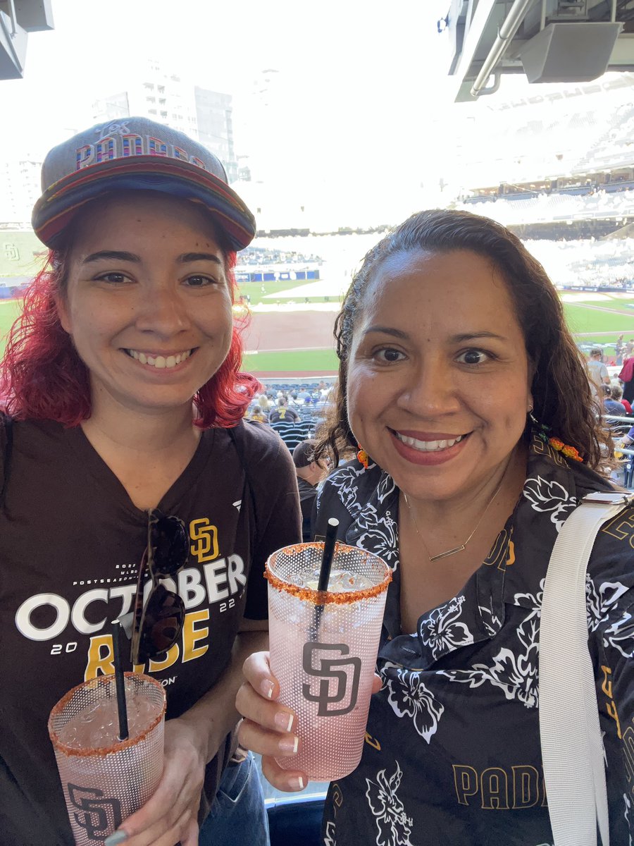 MITmommee's tweet photo. #CaptureTheMoment #letsgopadres #TimeToShine #NLCS https://t.co/ox03FVSm8t