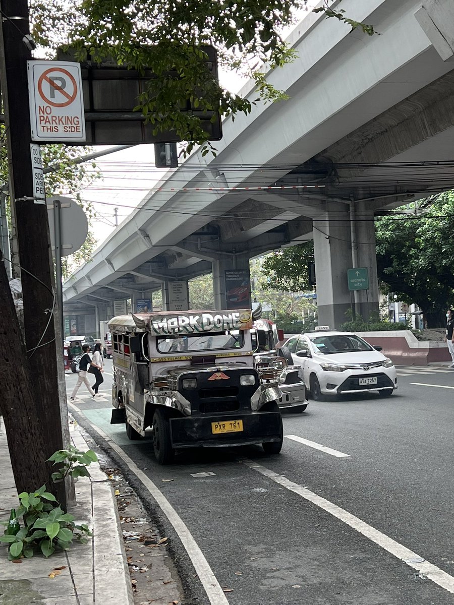 BryanNavarra's tweet photo. @MMDA bakit wala sumisita sa mga jeep na nagteterminal dito sa stop light tapat ng mezza 1 and 2? Borth sides yan na nagcacause ng traffic. May signage pa ng ni parking. Minsan may mmda na nagbabantay pero madalas na wala. https://t.co/WI6HgS76dA