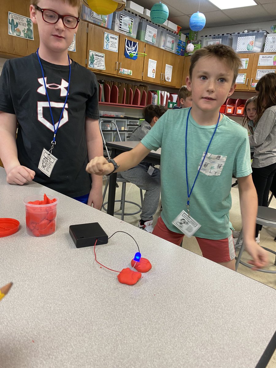 MrsK_STEAMLab's tweet photo. #squishycircuits in the #EESSTEAMLab today with 4th grade https://t.co/iN13LHM2AQ