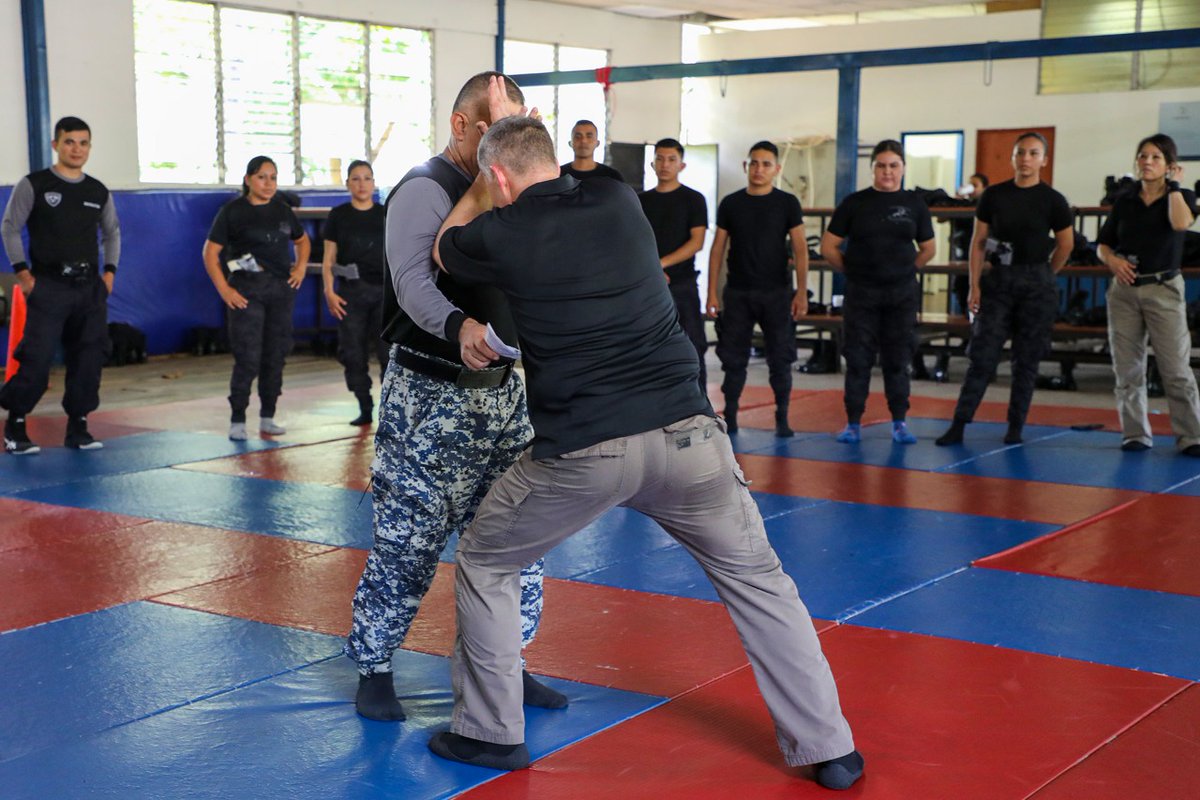 ANSPSV's tweet photo. 40 policías están siendo capacitados en el Curso Táctico de la Fuerza y Sobrevivencia Policial, impartido por instructores de @ITTAonline, con el propósito de brindar herramientas de autodefensa a miembros de la @PNCSV. https://t.co/Zuj4PllvCJ