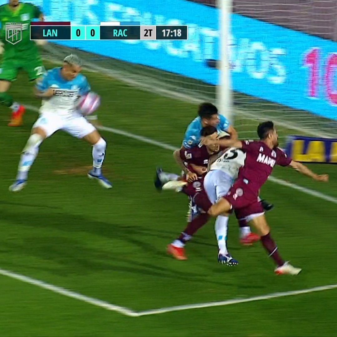RinconDeBoca's tweet photo. 🤦‍♂️ Mano de Copetti. Era penal para Lanús. Herrera junto al VAR dijeron que siga. Si quieren que salga campeón Racing, avisen. No hay drama. https://t.co/400bXUOHQ7