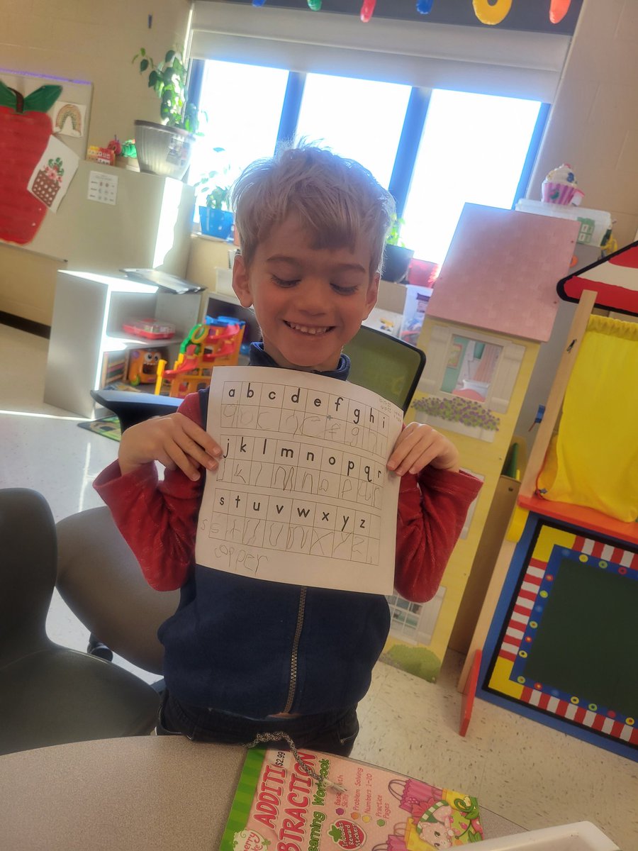 TeachNickens's tweet photo. It's the literacy for me 😍✍️🔡📝🤩! Look at these rockstars 🤟👨‍🎤🤟! I'm doing the cabbage patch right now 💃😆. Going through my pictures from today... it's giving #life 🥰. #A🌈ofPossibilities #BEU💚🐺💙 https://t.co/VrbcFVYLMz