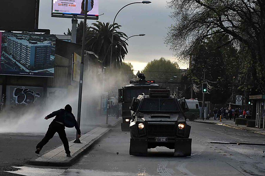 latercera's tweet photo. 18-O en regiones: Coquimbo, Valparaíso, Concepción y Temuco concentran los hechos de violencia https://t.co/G4BnX8TwWs https://t.co/W5XY59C5ue