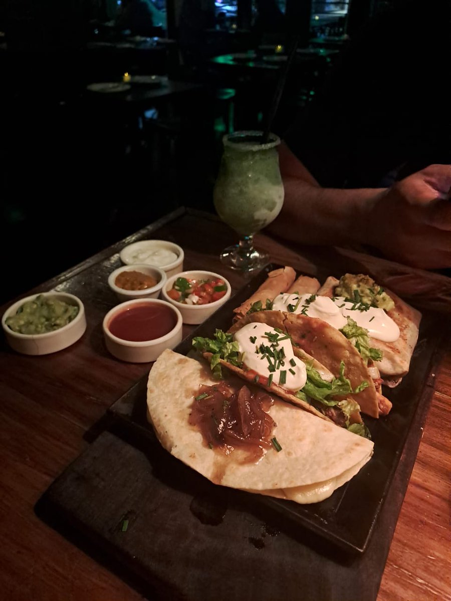 Danny_sh0878's tweet photo. Que groso que te inviten a cenar comida mexicana #TacoBox , bien AntiMartes. https://t.co/uWOCJJe7uY