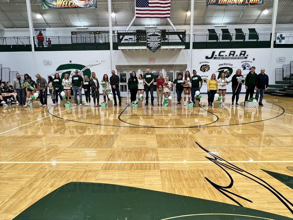 De_SotoDragons's tweet photo. It’s senior night for our XC and Volleyball teams. Congratulations to this great group of student-athletes. Thank you for your dedication and leadership! https://t.co/Jmu0OZcWUD