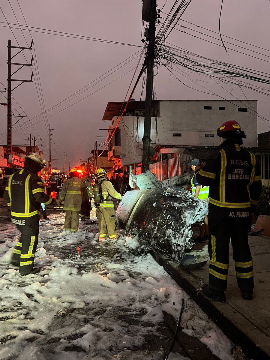 BomberosGYE's tweet photo. En estos momentos, personal de @BomberosGYE realiza limpieza de calzada y remoción de escombros  de la emergencia ocurrida en la cdla. Alborada. https://t.co/LghAcOnLoz