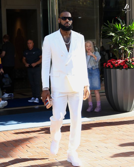 Discover LeBron James' Pre-Game Outfit Going Viral