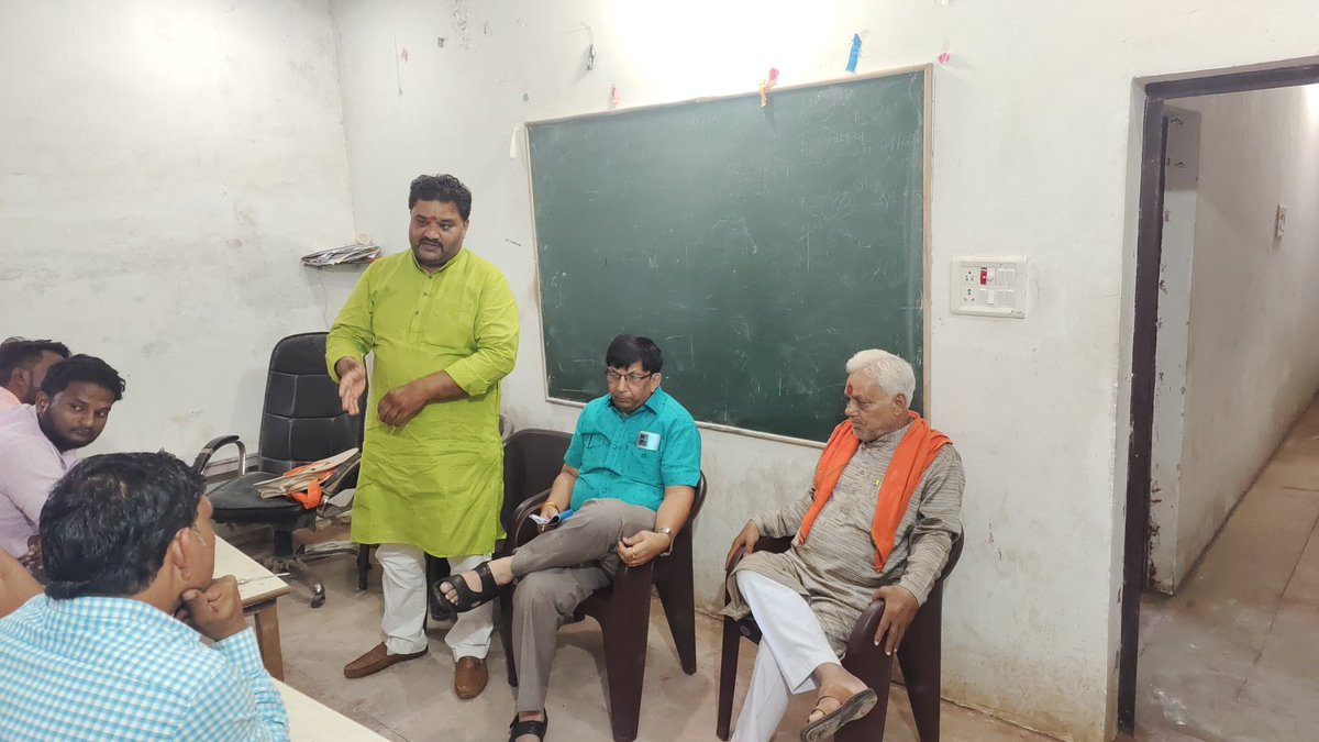 sharad_bjp's tweet photo. हाथरस शहर में निकाय चुनाव से संबंधित बैठकों में जाकर वोट बनवाने हेतु प्रत्येक वार्ड में जाकर कार्यकर्ताओं को जागरूक किया, तथा फार्म नंबर 6 वितरित किए, तथा तमाम बैठक लीं
@Bhupendraupbjp @idharampalsingh https://t.co/x1Vq4o87W8