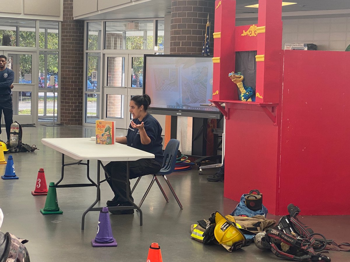 CradockES's tweet photo. Sending a big Eagle THANK YOU to the Fire Department for coming out to read and talk to grades K and 1 about fire safety!! #staySafe #PPSStrong #Kinder #PPS #EagleNation https://t.co/LCScQwiYxG