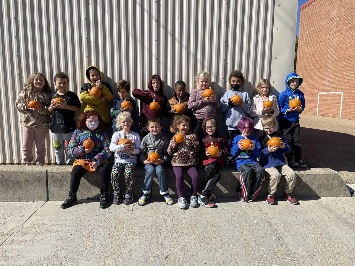 marciewarner28's tweet photo. @CentralPauline 2nd Graders picking out pumpkins at the “PC Pumpkin Patch”! 🎃 #wearePC #PCMissionPossible #PCStrongerTogether https://t.co/HhgBFPbhEB