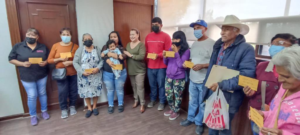LetyHerreraAle's tweet photo. Hoy en esta segunda entrega de mi sueldo beneficié a familias que podrán utilizarlo como mejor les convenga. Es un gusto para mi poder seguir cumpliendo con este compromiso. https://t.co/IHgTJV8Yh1