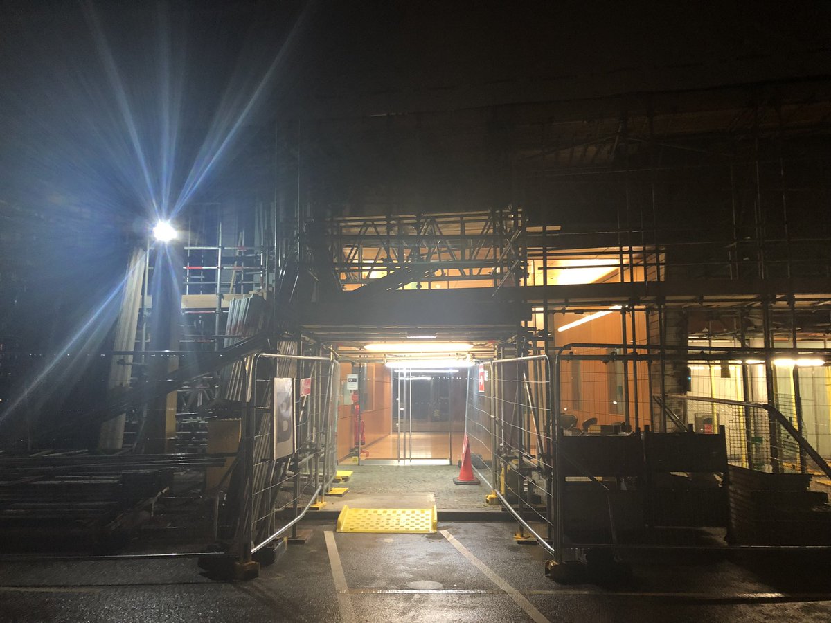 nat77splat's tweet photo. @nancylyndhurst @E20AP @ImperialWharf @BerkeleyGroupUK @RendallPage @LBHF Our scaffolding started going up in Jun 2021, cladding off Dec 2021, my #Monarflex went up Jan 2022, was supposed to be finished May 2022, delayed twice, now saying scaffolding down Mar 2023 and work done Aug 2023. And still no confidence can be given on dates. https://t.co/ob9CtsLPZj