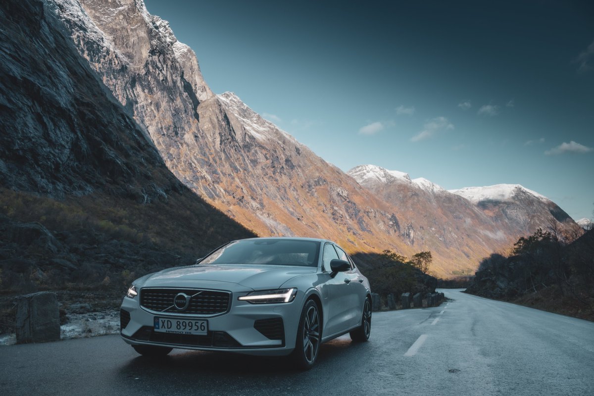 Was on a weekendtrip last weekend and got some shots in a huge valley under the Troll-ladder. Aboslutely love this lighting!! 😍🥵
#Volvocars #VolvoS60 #Carphotography #carphoto