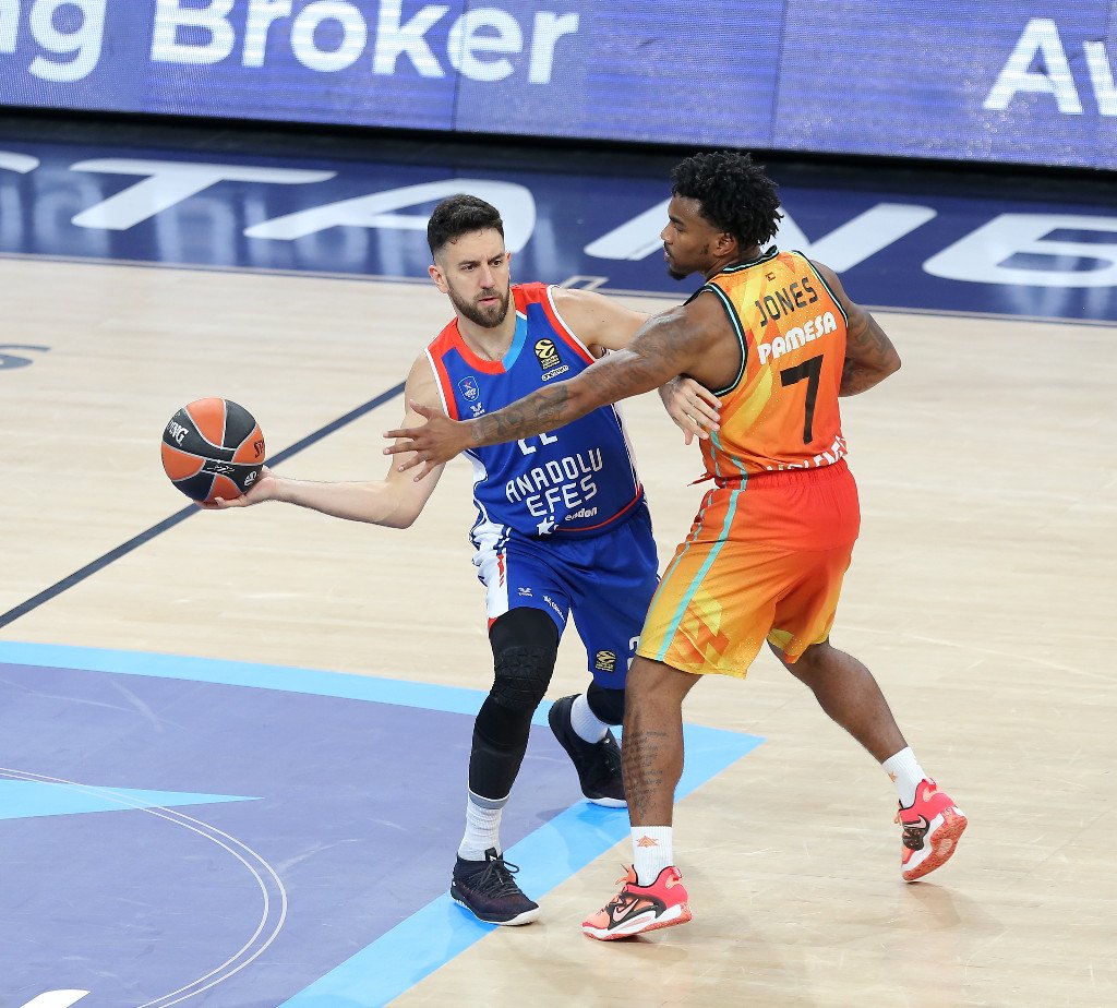 🏀 ¡Final en la <a href="/EuroLeague/">EuroLeague</a>!

  <a href="/AnadoluEfesSK/">Anadolu Efes SK</a>  9⃣1⃣ - 9⃣2⃣ <a href="/valenciabasket/">Valencia Basket Club</a> 

🎙️ <a href="/NoelRodilla7/">Noel Rodilla</a>

🌍 J.3 <a href="/EuroLeague/">EuroLeague</a> 

📻 radiomarca.com