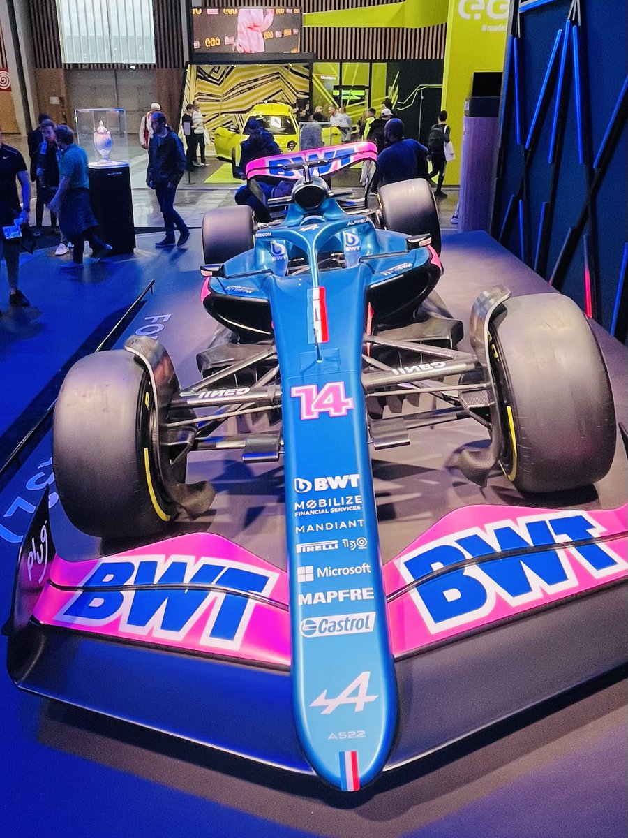 #mondialdelauto Superbe stand <a href="/AlpineCarsFR/">Alpine Cars FR</a> <a href="/AlpineRacing/">Alpine Racing</a> avec une majestueuse #Alpenglow, qui côtoie la superbe monoplace décorée façon #A522, et la nouvelle #A110R