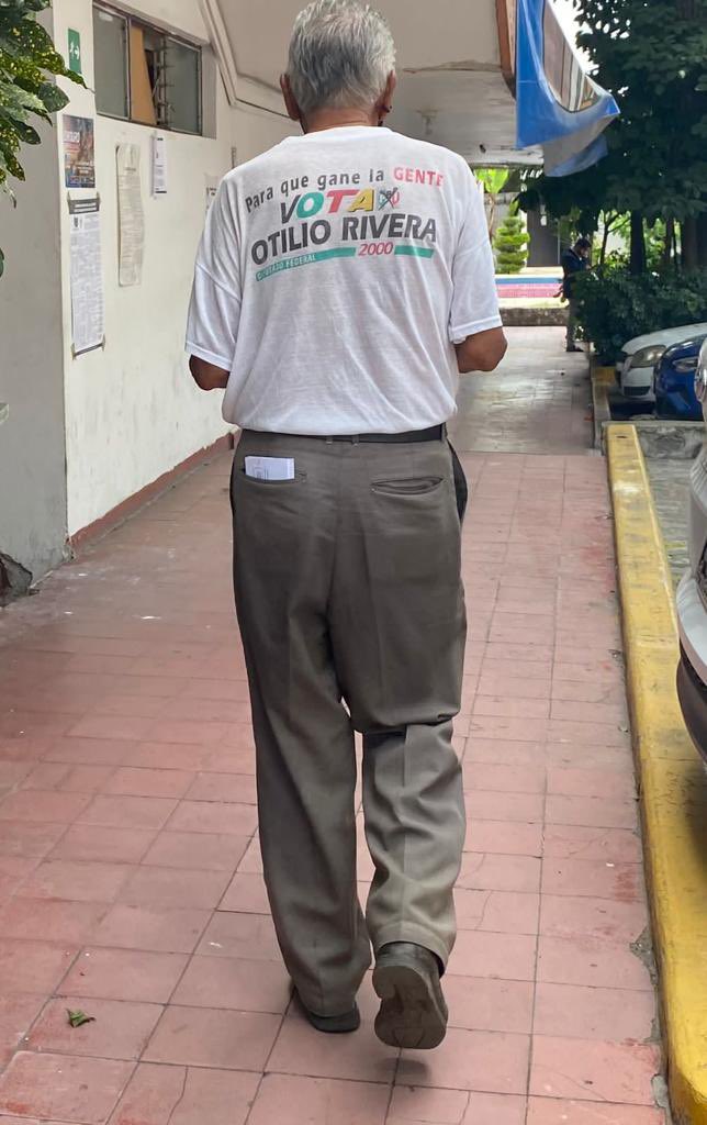 otilioriveran's tweet photo. Esto me hizo el día , foto tomada en los pasillos del Ayuntamiento de Cuernavaca. 22 años han pasado. https://t.co/i1GaDx3oNM
