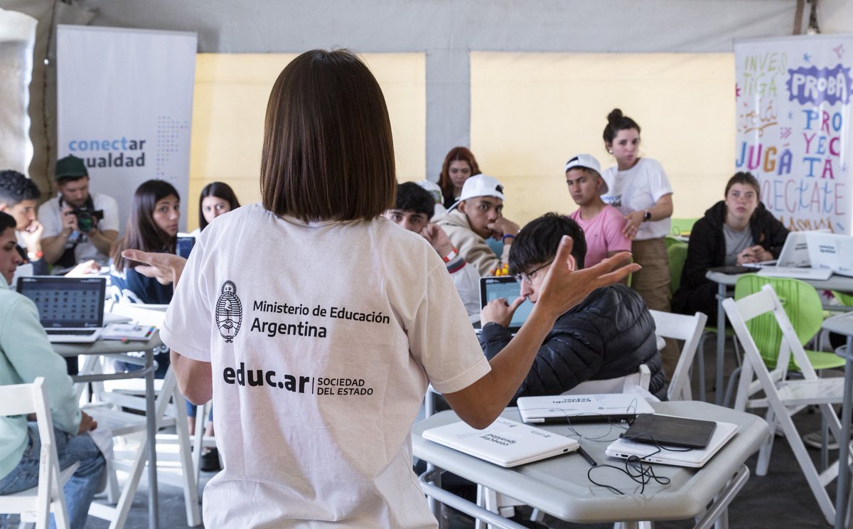 laurapenacca's tweet photo. 👉Desde @ConectarGob y @EducarseAr participamos del Consejo Federal de Centros de Estudiantes del Norte Grande, un espacio de participación democrática donde les adolescentes pudieron hacerse escuchar.📣 https://t.co/Uy0X09qXuy