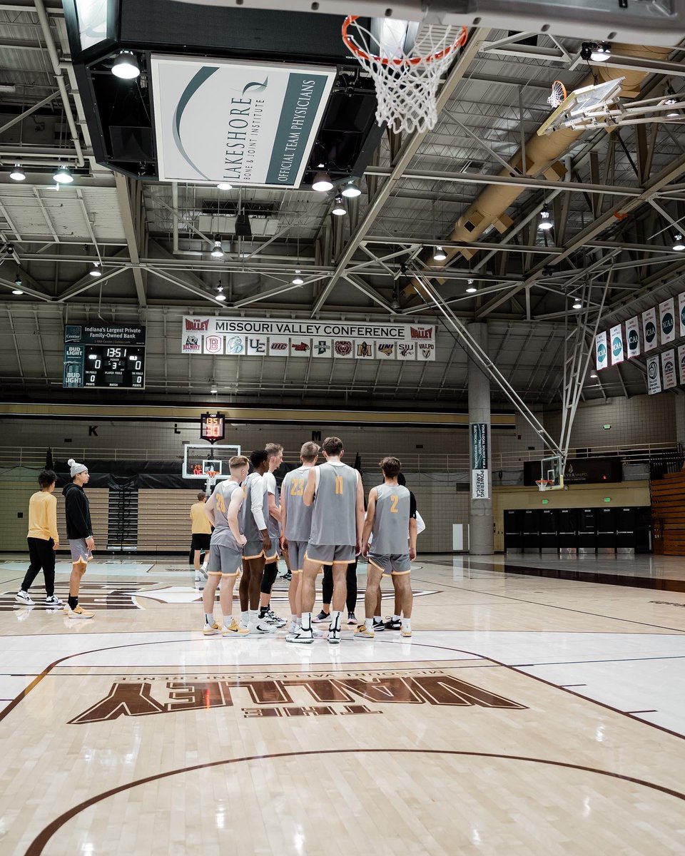 ValpoBasketball's tweet photo. Just under 2️⃣ weeks away till our exhibition game!!! #GoValpo https://t.co/yFmFfFvaXQ