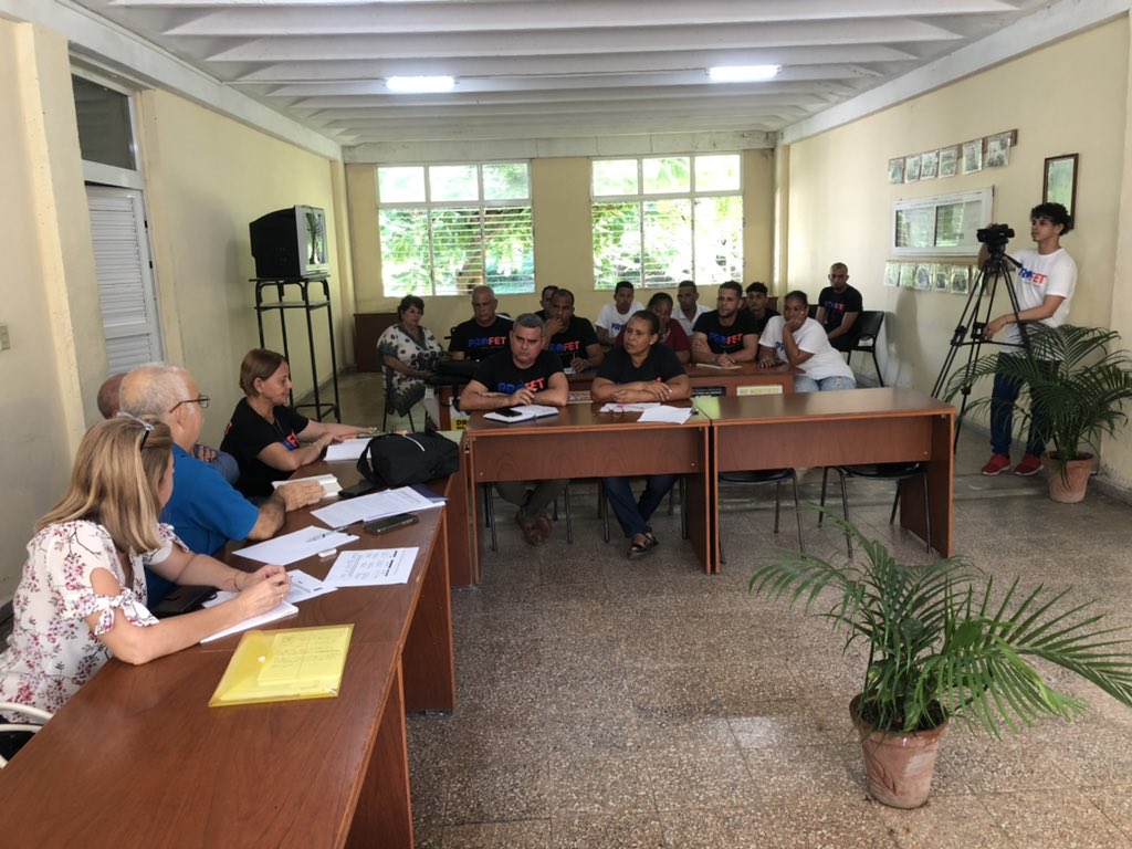 ipjgregorio's tweet photo. #ETPCienfuegos || Intercambio con el consejo de dirección del centro y la #UJC y #FEEM. Sobre la importancia de la tecnología y el equipamiento del proyecto #PROFET https://t.co/kuMLIk5gqE