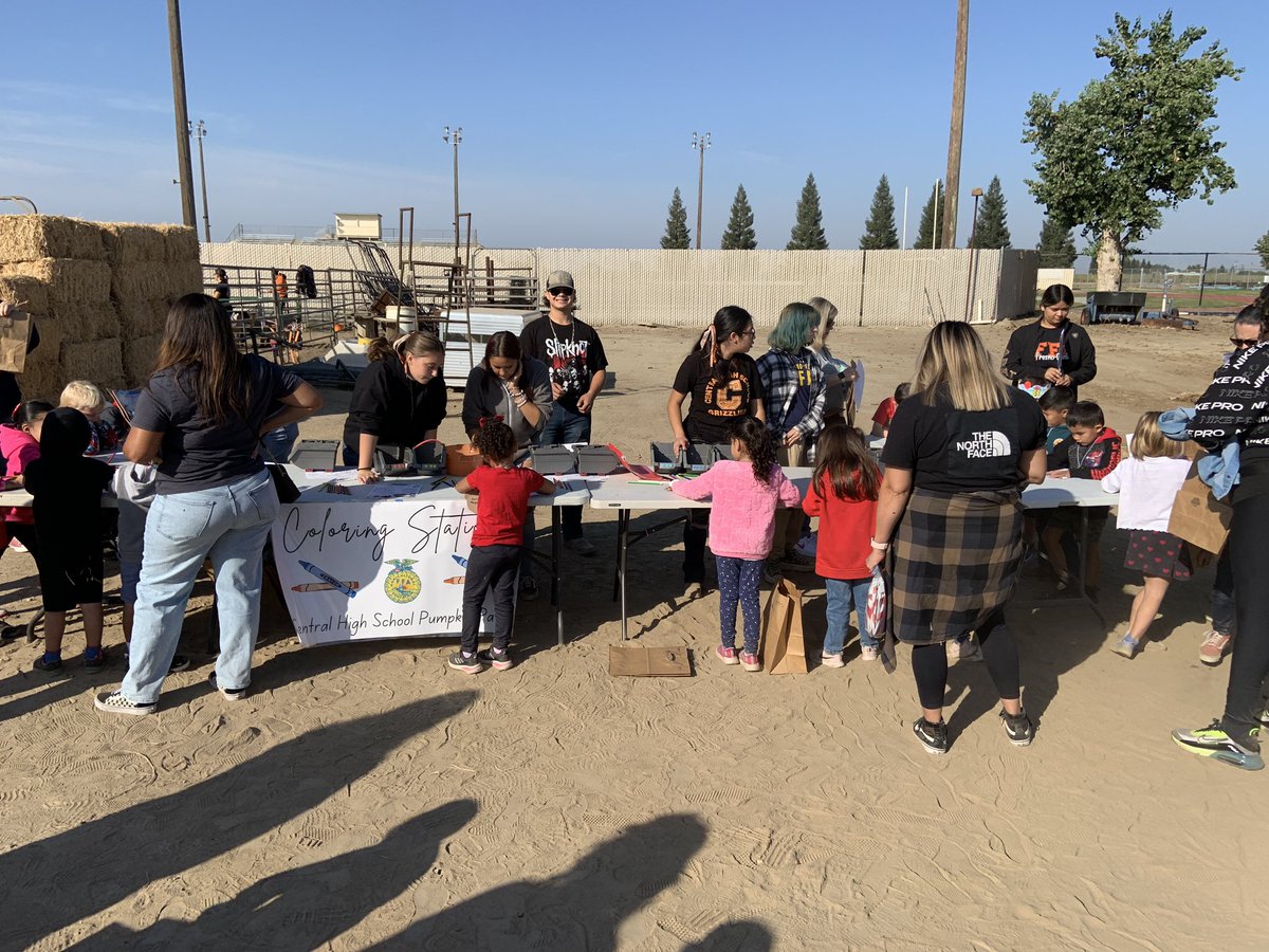 holtermanndave's tweet photo. @centralhs_ Ag Department hosting a Pumpkin Patch event for @CentralUSD Kindergartners.  Our students ran the whole thing under the supervision of Ms. Ramirez!  Awesome work and way to connect students to Ag learning. https://t.co/IbBtJxbuRp