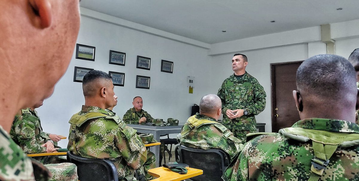 Ejercito_Div3's tweet photo. Hoy nuestro @SMC_EJERCITO visita a los Suboficiales de nuestra #Brigada29, fortaleciendo así su mística y aumentando la moral combativa de los hombres y mujeres que día a día trabajan por el cumplimiento de la misión constitucional.
#VolverAloBasico
#PatriaHonorLealtad https://t.co/iAdIBAysCj