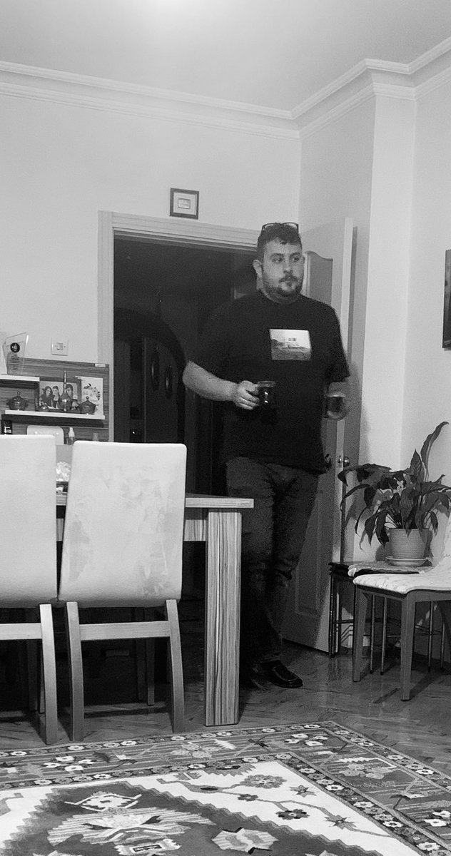 crnylcn_'s tweet photo. Mükemmel bir sevgili olmak için şartlar:
-hasta sevgilinin sevdiği çikolataları almak
-ziyaret etmek
-çay servisi yapmak
@alihannn53 🥹❤️‍🔥 https://t.co/HmY6DbTL6q