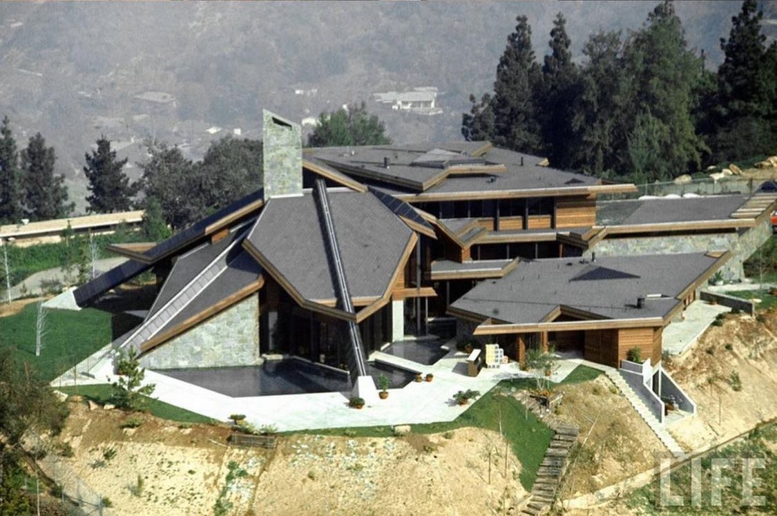 aKellyBrand's tweet photo. Wilt Chamberlain's LA house he had built in the 70s https://t.co/oBuiL5t8Hl