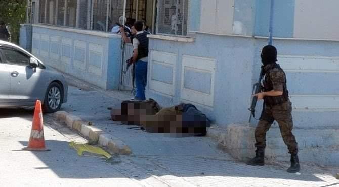 Yaşı orta'nın üzerinde olanlar bilir, eskiden terör haberleri şöyle verilirdi!
"Bir gurup terör örgütü üyesi sınırı geçerek falanca karakola baskın yaptılar, beş-altı saat süren çatışmanın sonunda yine geldikleri yoldan yaya olarak gecenin karanlıgından faydalanarak kaçtılar"+++