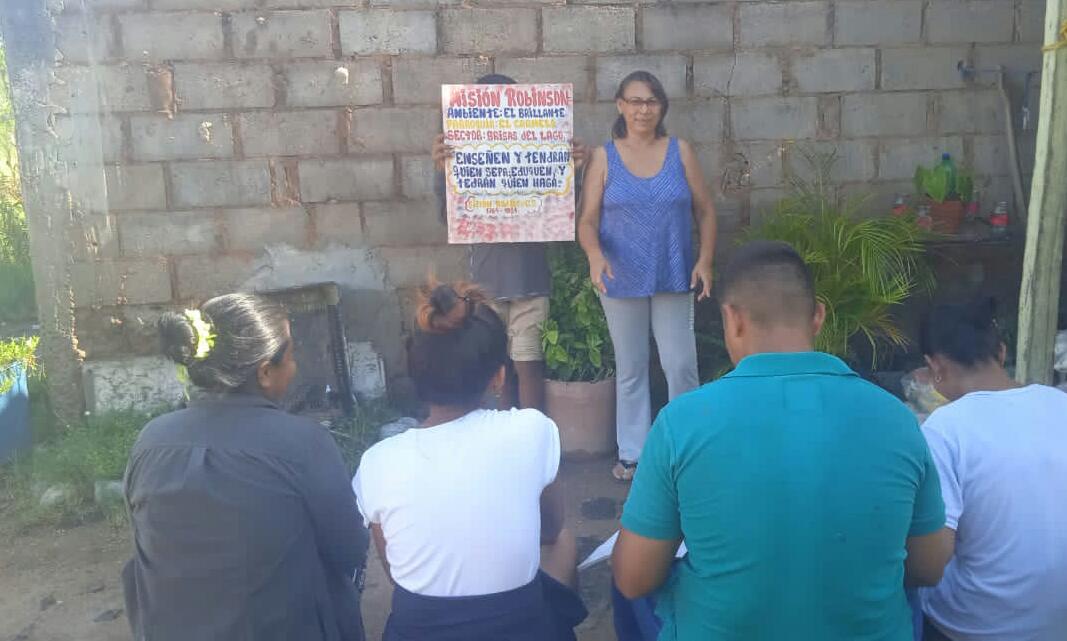 MisionrobinsonC's tweet photo. Misión Robinson La Cañada de Urdaneta, Parroquia El Carmelo, Ambiente El Brillante, sector Brisas del Lago. @NicolasMaduro @dcabellor @delcyrodriguezv @_LaAvanzadora @dorelisecheto @Zoraidaurdane10 @MervinMaldonad0 @yeritzonpsuv @RobinsonZulia @nervasanchez23 https://t.co/3vktk5NRAB