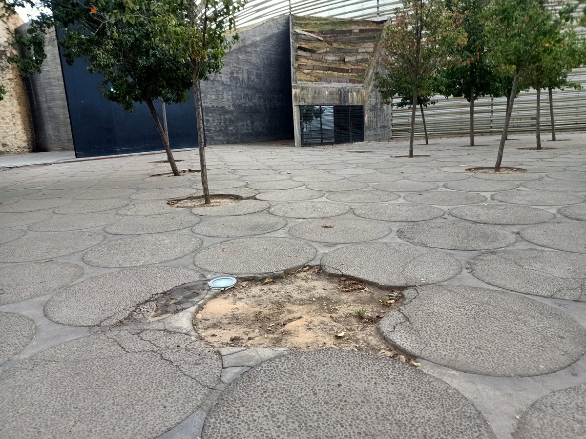 LauraCa06568938's tweet photo. El estado de la plazuela del Palacio de Congresos de Badajoz es lamentable. A quién competa, por favor, que haga algo, que la ciudad está dando una pésima imagen. Lo más cutre quizá sean las vallas que rodean la escultura rota desde hace años, pero hay más... 
🧵Abro hilo https://t.co/xLwpQ1rgjU