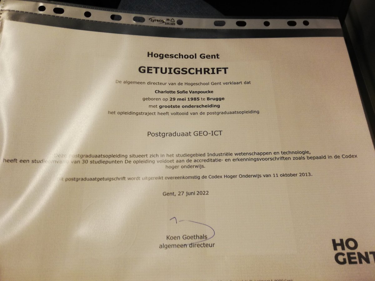 ChVanpoucke's tweet photo. Ik ben nog nooit zo graag naar de les geweest als het afgelopen jaar. Vandaag officieel proclamatie. Vanaf nu ben ik gediplomeerd geoict'er! ๐๐ฉโ๐ป#geoict #Hogeschool_gent #trots https://t.co/Gfua9P3FUw