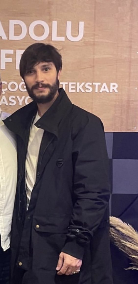 CastleCG's tweet photo. honestly this is the image i expected to see from ozan after esra left him for 5 years not a playboy https://t.co/pZUc5Cz4p0
