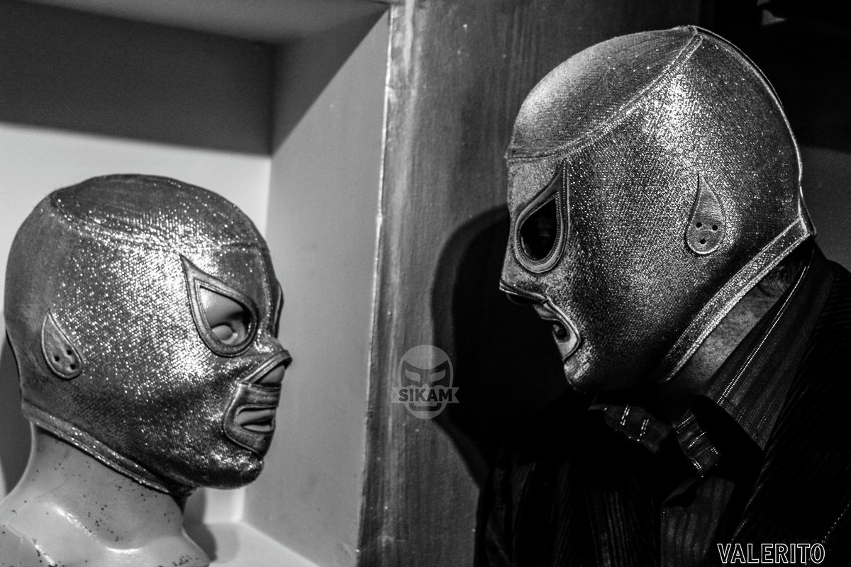 HOY EL <a href="/ElHijodelSanto/">El Hijo del Santo</a>  festeja sus 40 años de trayectoria Luchistica llevando en hombros el legado del Enmascarado de plata
#enmascaradodeplata