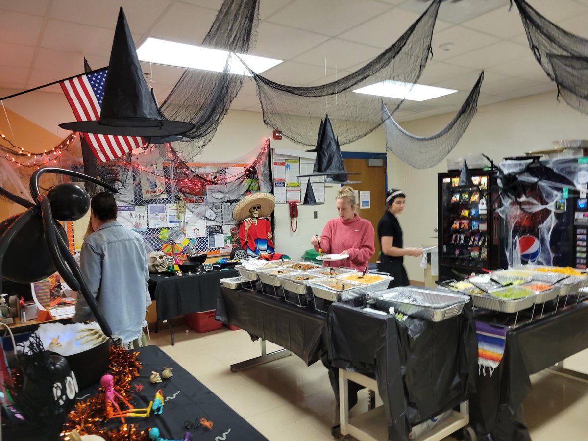 kdryan_13's tweet photo. Our AMAZING PTA is at it again! 
Big thanks to them and to Don Zapata's for lunch and coverage!  @MorganElementa2 https://t.co/IF5nOVC4No