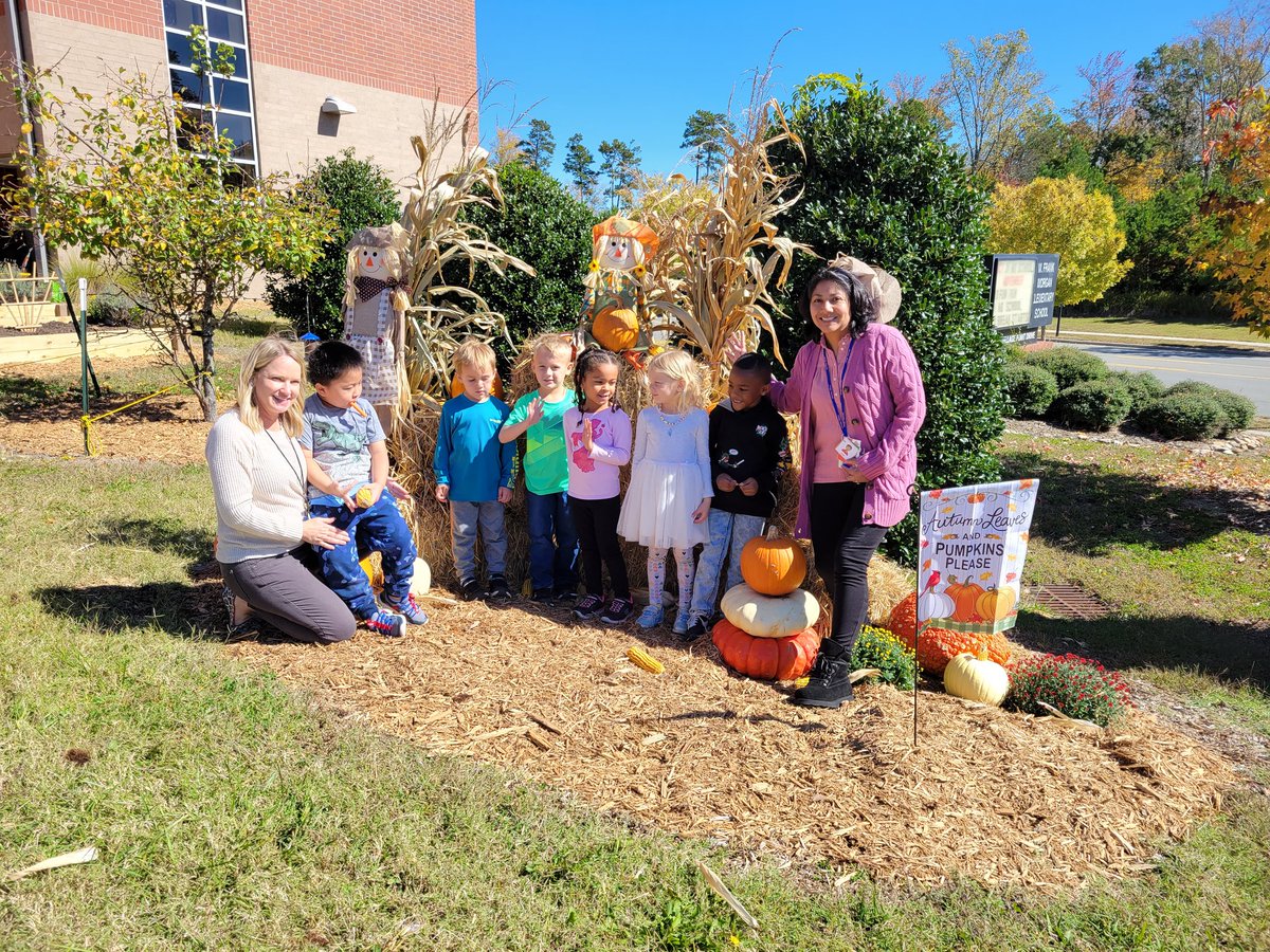kdryan_13's tweet photo. Thank you Lowe's Heroes project! Our grounds look beautiful! @MorganElementa2 @Lowes https://t.co/WeBmLl4vCb