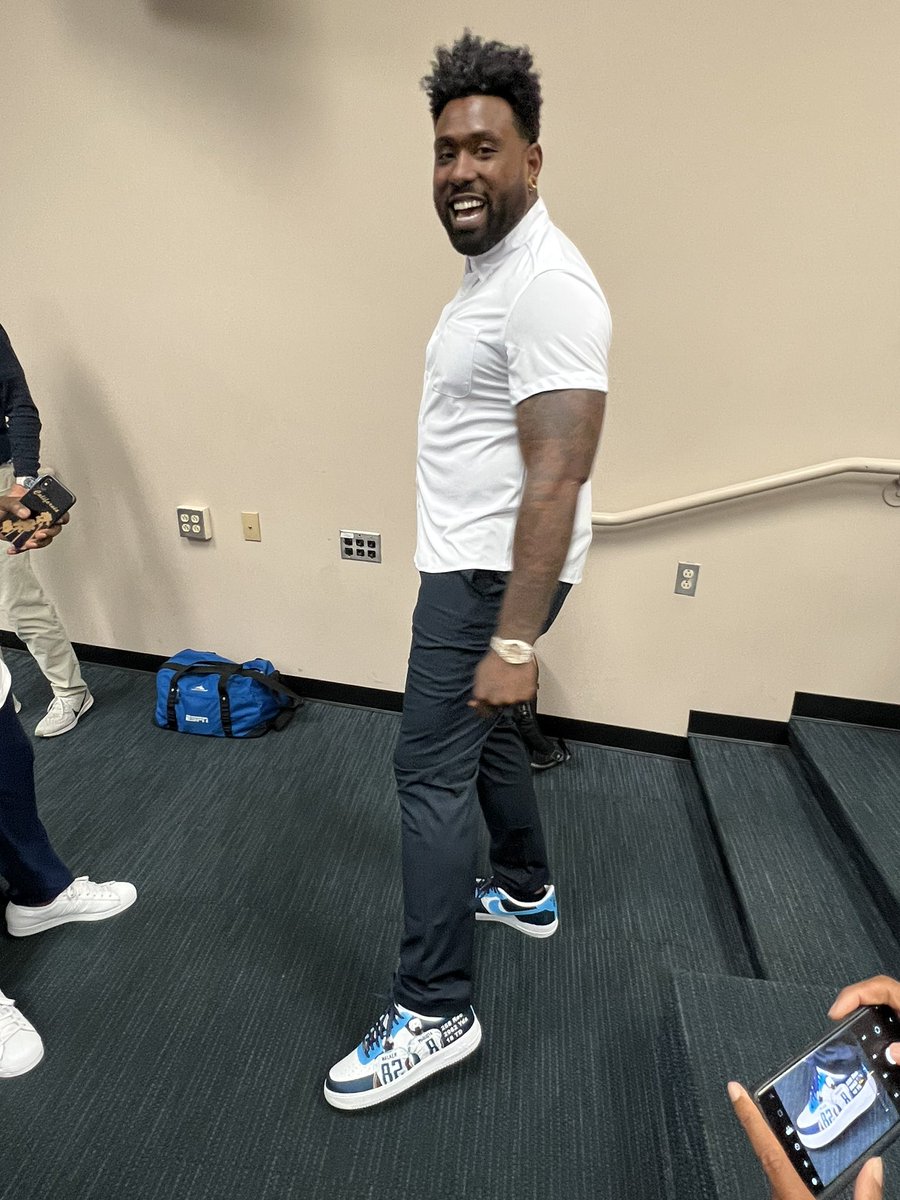 jwyattsports's tweet photo. .@delaniewalker82 wore the shoes former #Titans QB Marcus Mariota got for him to his retirement press conference. https://t.co/cGBZYpujAt