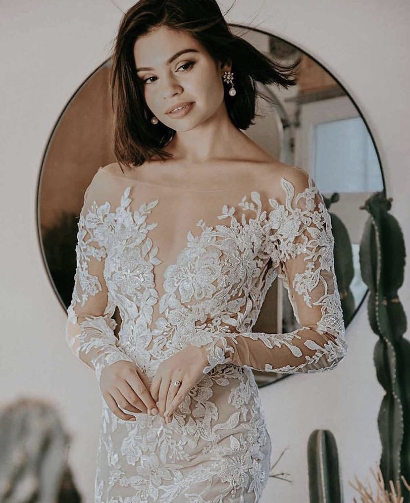 The beautiful Kay gown from the #essenseofaustralia collection. A low back, detailed train and gorgeous long lace sleeves 😍

bridal-suite.co.uk

#wedding #weddingdress #bride #bridetobe #engaged #newlyengaged #lacesleeves #sleevedweddingdress #nottingham #woodthorpe