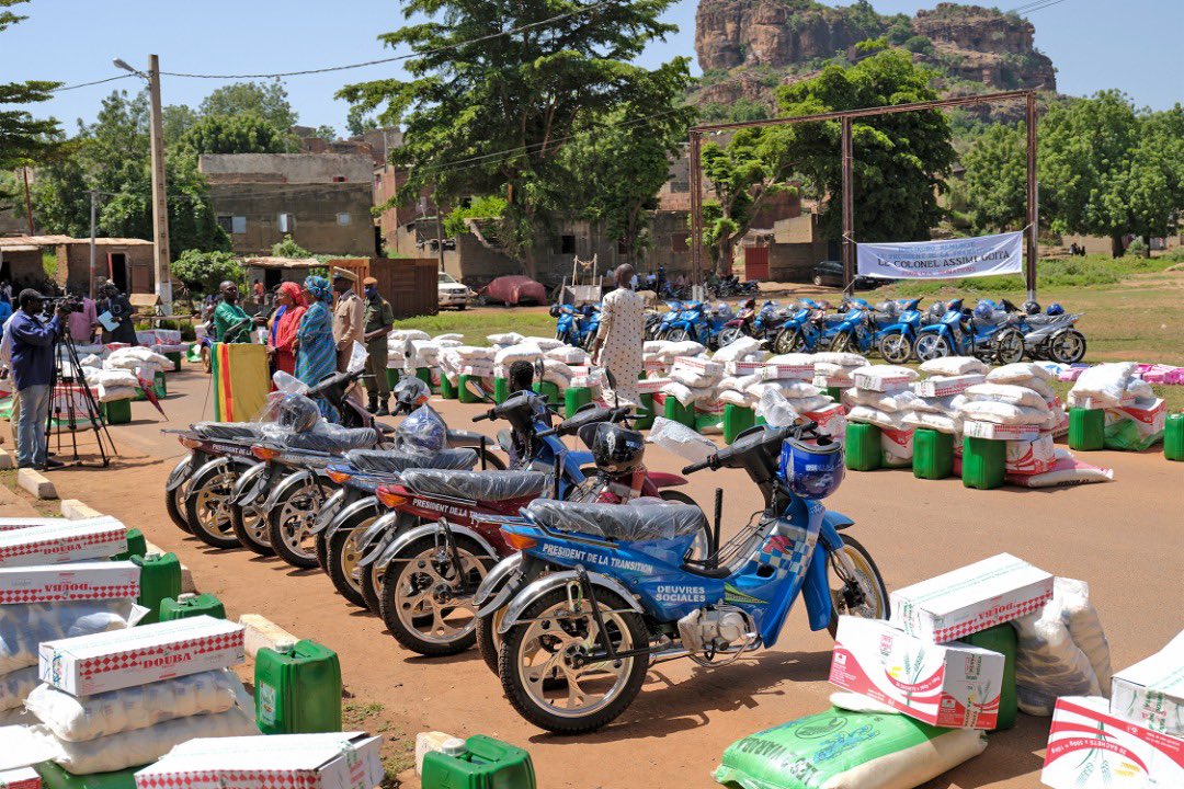 PresidenceMali's tweet photo. Après avoir doté plusieurs CSREF, d’Ambulances ultra-moderne dans la région de Koulikoro, l’équipe des Œuvres Sociales a procédé ce jour à la remise de Kits alimentaires, kits scolaires et moto tricycles aux personnes en situations difficiles dans la commune rurale de Koulikoro. https://t.co/gE7WDPFJyx