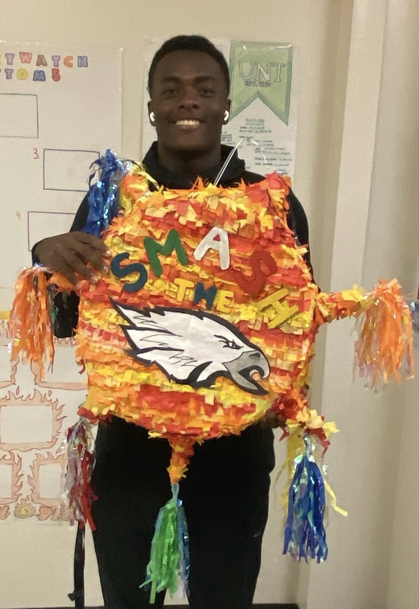 LCHS_MAS's tweet photo. @LCHS_Patriots we are uniting school culture with Hispanic Heritage Month by having our Captains sMASh the piñata to celebrate homecoming. https://t.co/yHqfmPYOg4