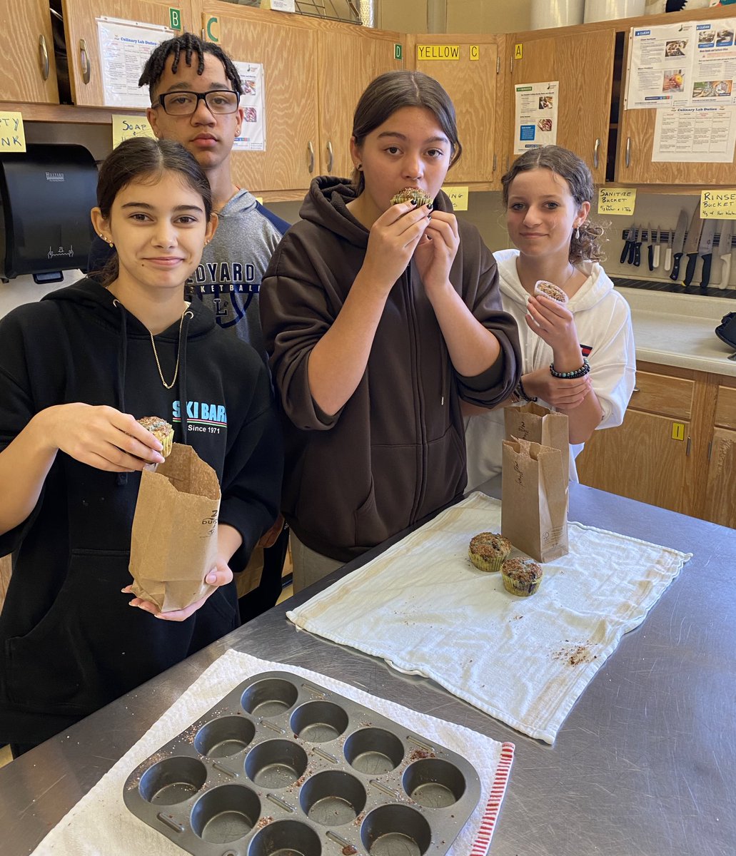 aberryfinn's tweet image. Blueberry Steusal Muffins in Culinary I.  #muffinmethod #dropbatter