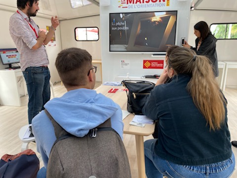 a_daumergue's tweet photo. 🎯 Sabri, Maeva, Amélie et Julia : 4 jeunes accompagnés en CEJ présents au @SalonduLittoral.  Informations sur les #métiers et #formations de l'économie bleue. Merci aux équipes du #poleemploi @AgdeOfficiel d'avoir accompagnés ces jeunes à s'ouvrir à de nouvelles opportunités.👍 https://t.co/BDYin3Jfih
