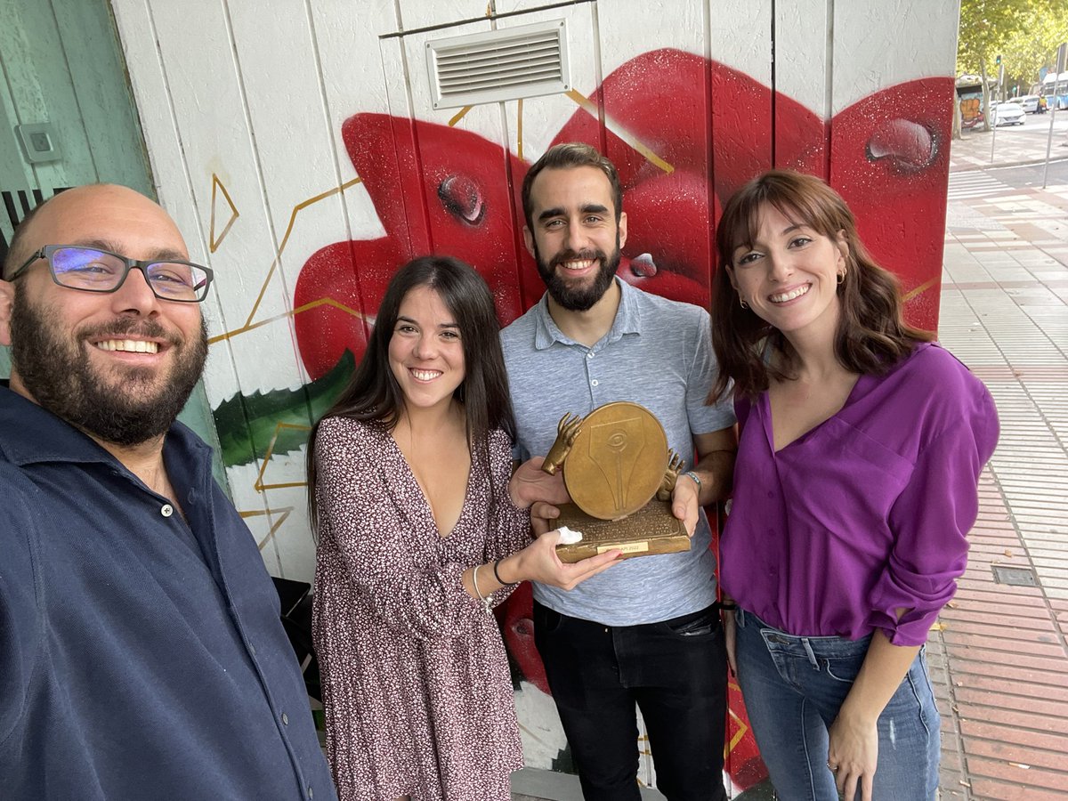 OcanaTomas's tweet photo. Celebrando con el equipo de redacción de #Lucíaenlatelaraña el premio @P_Investigacion!! Gracias @irene_asiain @victormmacia y Miriam Villanueva por el trabajazo que hicisteis!! https://t.co/ggL3KCHuJP