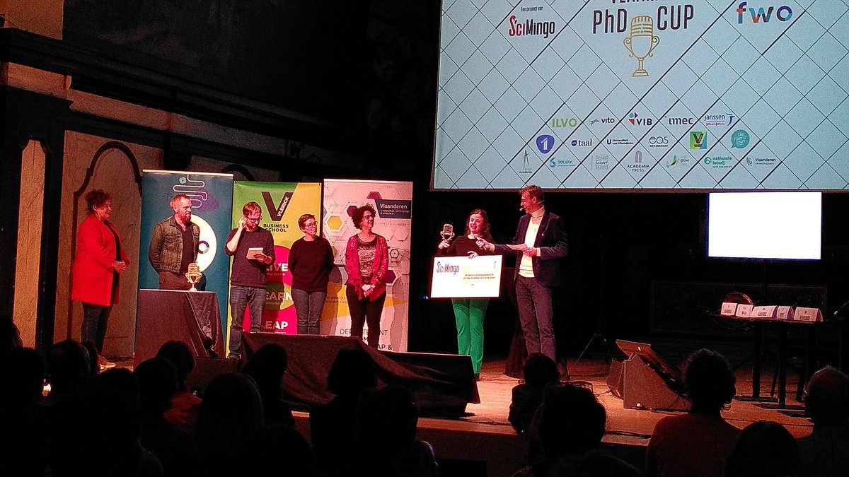 Op de tweede plaats van de Vlaamse #phdcup 2022: @CardonEmilie met haar speurtocht naar tinnitus in het brein, en natuurlijk haar ad rem reacties op het podium. Geniet van de prijs en je #SciCommAcademy cheque, Emilie! @UZAnieuws @UAntwerpen