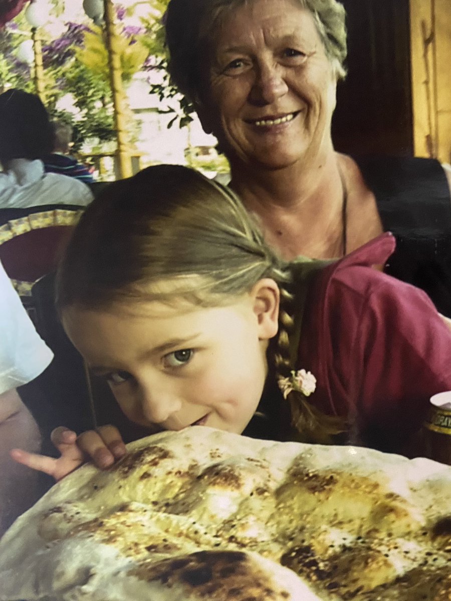 xeyeris's tweet photo. Laatste tijd was ruk. Nadat oma 25 dagen op de IC in Turkije lag (daar woonde ze) is ze inmiddels al bijna 3 weken geleden (voor mij toch onverwacht) daar overleden en begraven. Papa en mama waren erbij, afgelopen weekend hielden we een dienst in Nederland 💗✨ 
Ik mis je oma😘💛 https://t.co/iVDtqYZwN8