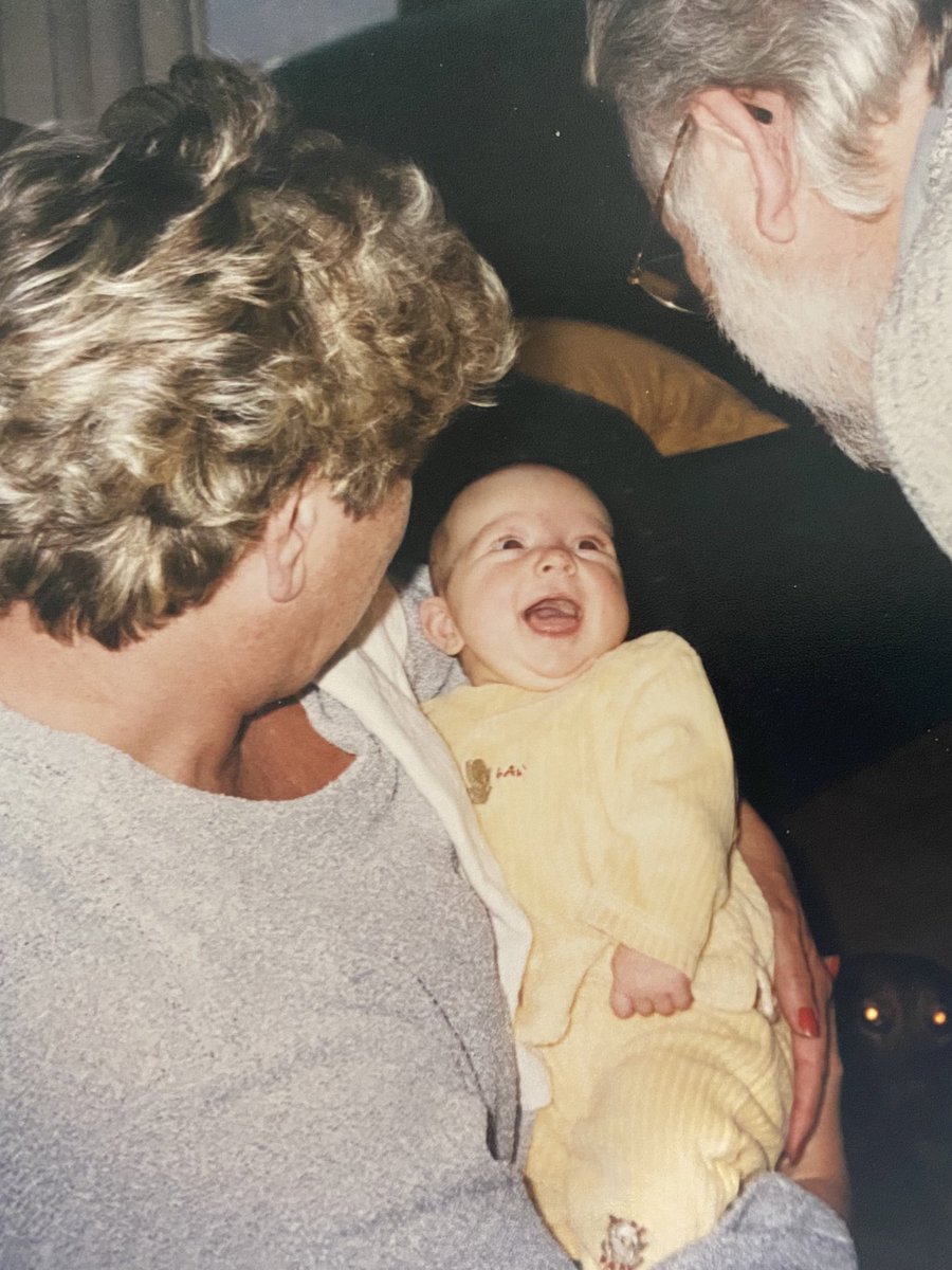 xeyeris's tweet photo. Laatste tijd was ruk. Nadat oma 25 dagen op de IC in Turkije lag (daar woonde ze) is ze inmiddels al bijna 3 weken geleden (voor mij toch onverwacht) daar overleden en begraven. Papa en mama waren erbij, afgelopen weekend hielden we een dienst in Nederland 💗✨ 
Ik mis je oma😘💛 https://t.co/iVDtqYZwN8