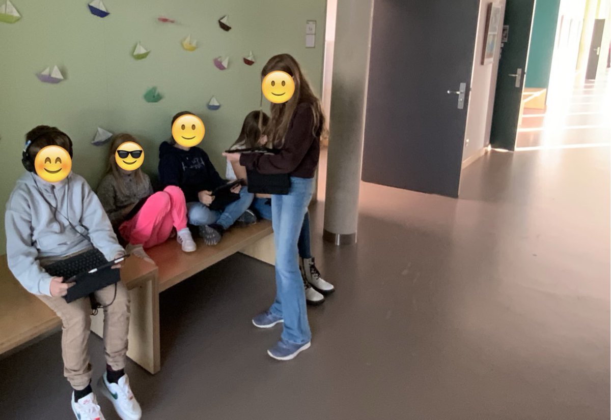 FrauCramer's tweet photo. Die erste iPad-Schulung im größeren Stil mit Unterstützung der Medienscouts ist erfolgt und somit ein weiterer Schritt gemacht, um das iPad im Unterricht reibungslos(er) einsetzen zu können. 
Selbstlernbuch + Medienscouts + 5.Klässler:innen = gute Kombi
 @herold_herr 
#twlz #iPad https://t.co/fYyd2pKOCc