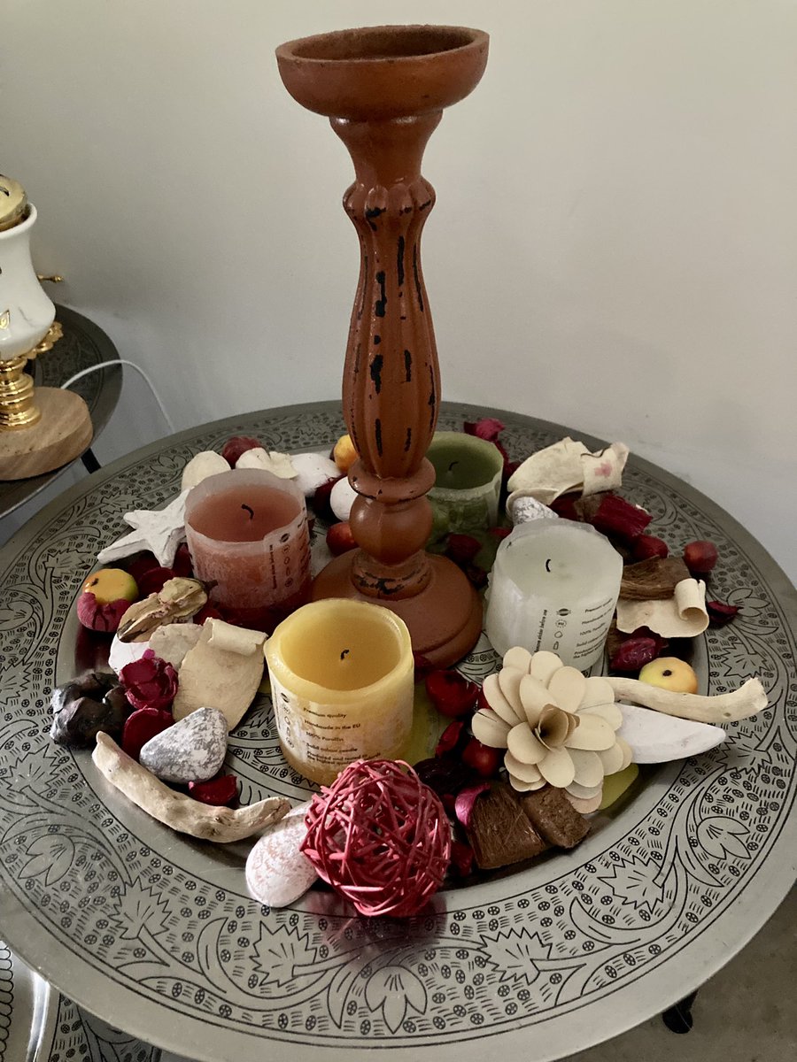 wvloenen_van's tweet photo. 4 kaarsen en brandbare versierselen onder een bloempot op een houten dienblad met daaronder een plastic zeil op een houten tafel! Vanmiddag ging het mis in de  #Vrnhn #brandonderzoek meerdere bloempotkachels in huis (zie foto) #tbo #rookmelders hebben gelukkig gewerkt. https://t.co/uOi4e9Tu0K