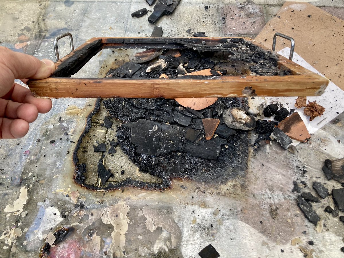 4 kaarsen en brandbare versierselen onder een bloempot op een houten dienblad met daaronder een plastic zeil op een houten tafel! Vanmiddag ging het mis in de  #Vrnhn #brandonderzoek meerdere bloempotkachels in huis (zie foto) #tbo #rookmelders hebben gelukkig gewerkt.