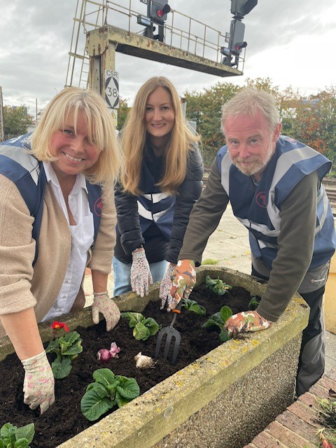 MidCheshireCRP's tweet photo. Lovely to attend a community planting day at #Chesterstation last week
Big thanks to Josie Rayworth - Get Connected (Three Counties) CRP, Marina Farey - @NorthCheshireCR Sarah Morgan - @SouthEastManCRP @C2MCRP David Smith - @tfwrail @northernrailway #midcheshirecommunityrail https://t.co/pyeCTgC5sm